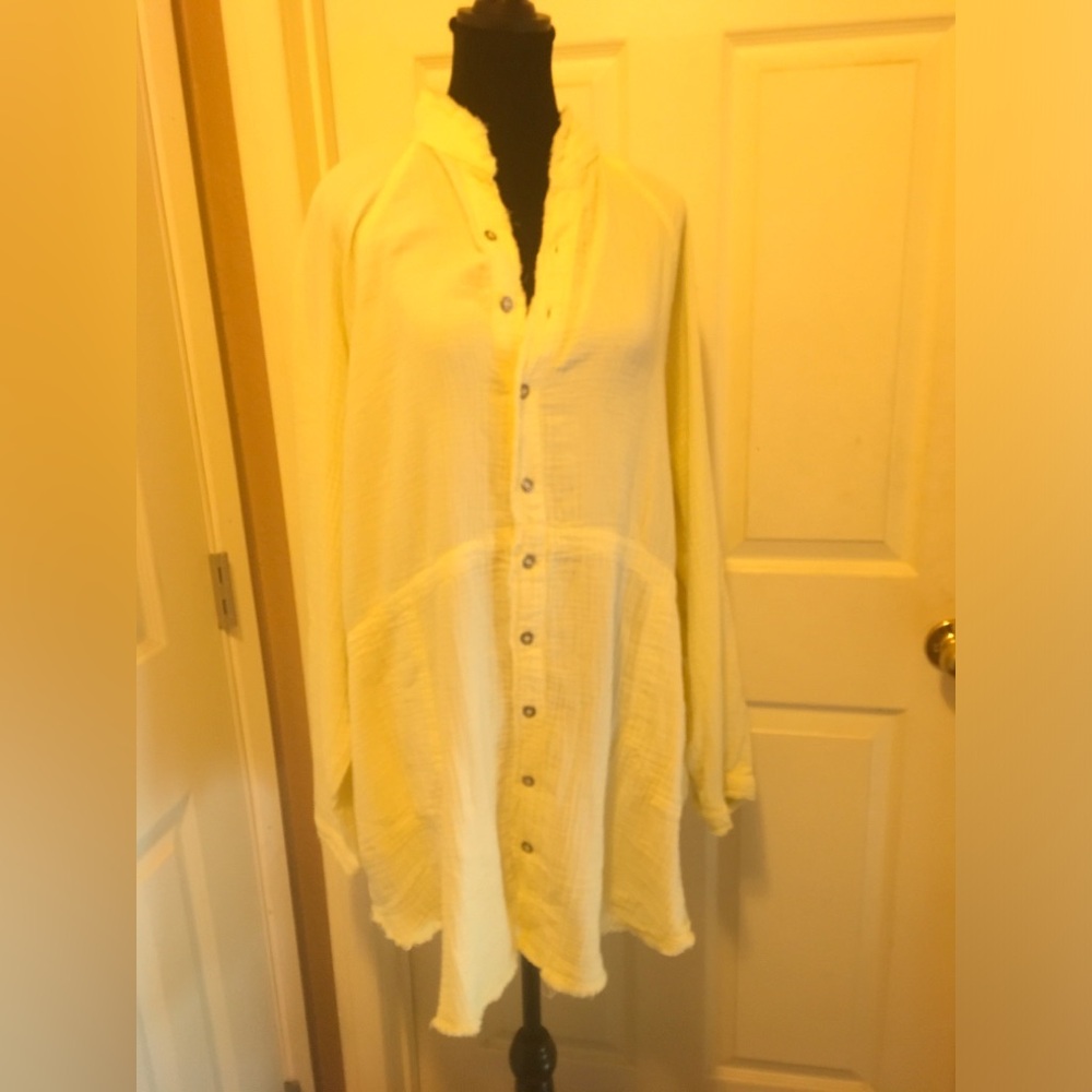 We The Free Summer Daydream Buttondown size Medium NWOT